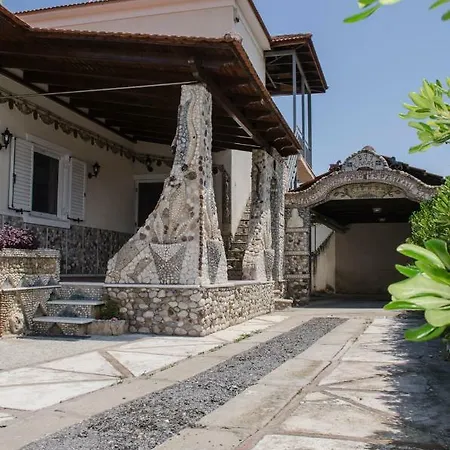 Prázdninový dům Enticing,pebble House By The Beach Lechaio