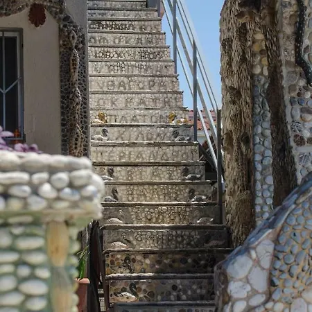 Enticing,pebble House By The Beach *